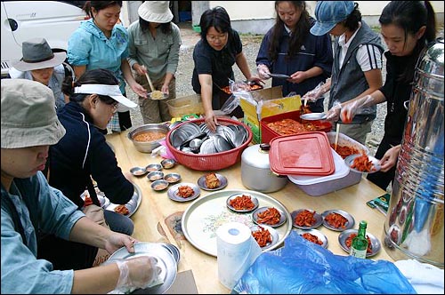 멸치도 볶고, 콩나물도 무쳐내는 소박한 상. 학교 뒤편에 무쇠 솥 걸어 참나무 장작으로 밥 짓고, 쇠고기 무국 끓여 내는 손 맛 나는 정성담긴 축제 음식이었습니다. 